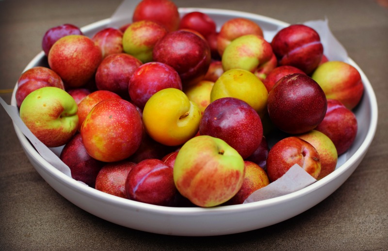 Bowl of fresh plums.