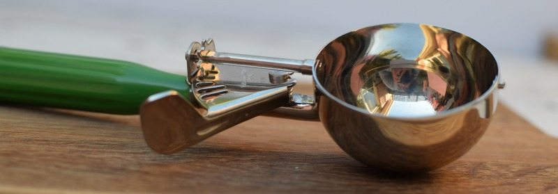Mechanical release ice cream scoop