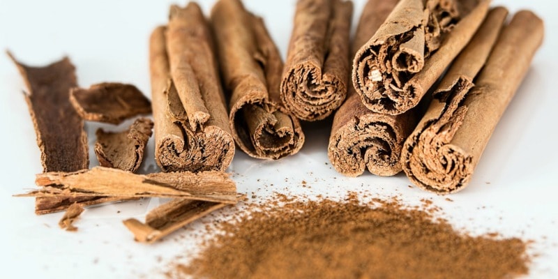 Cinnamon sticks and ground cinnamon