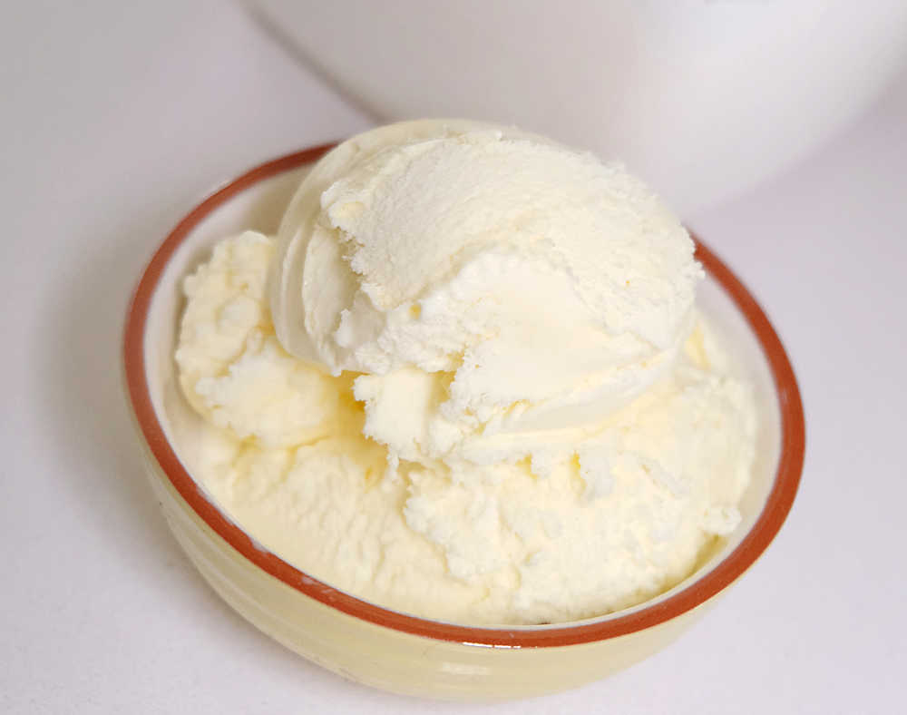 A bowl with scoops of WOW vanilla ice cream 2L.