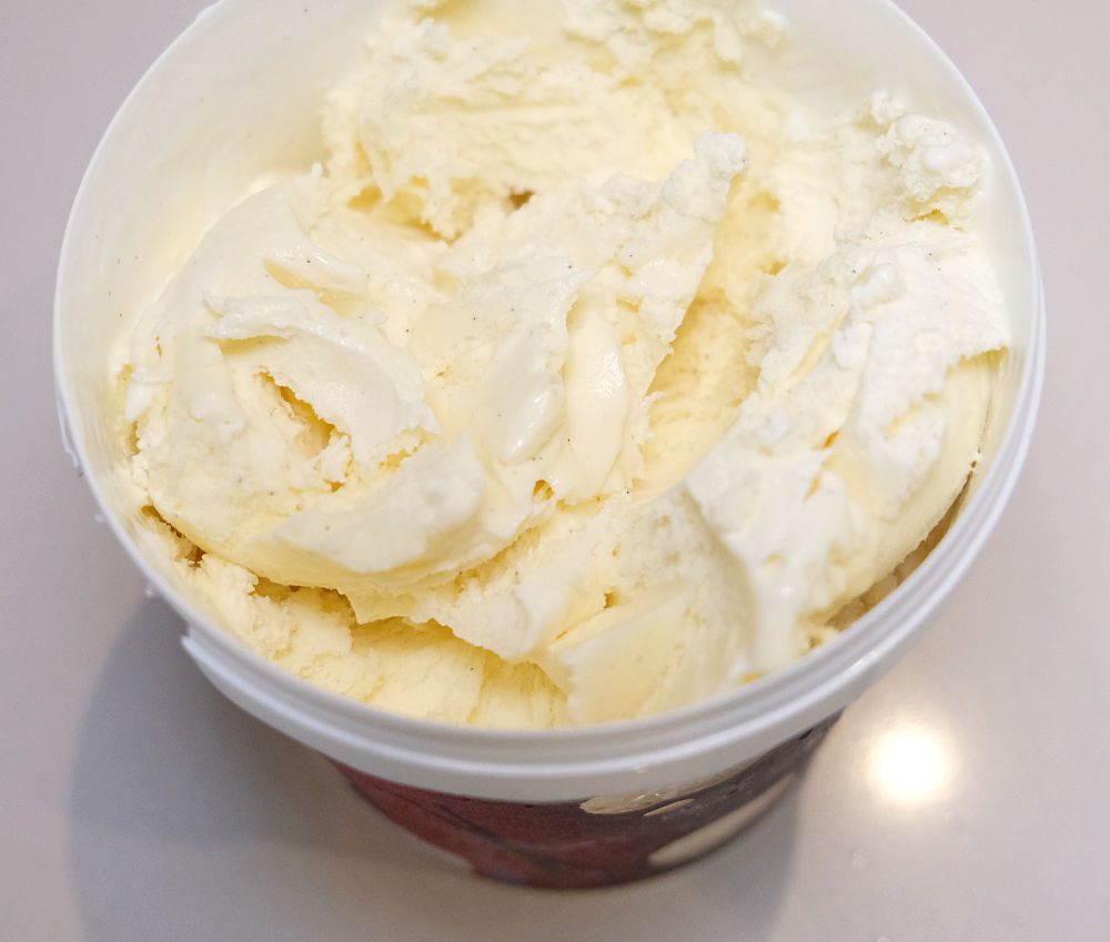 A top-down photo of WOW Vanilla Bean 1L tub.