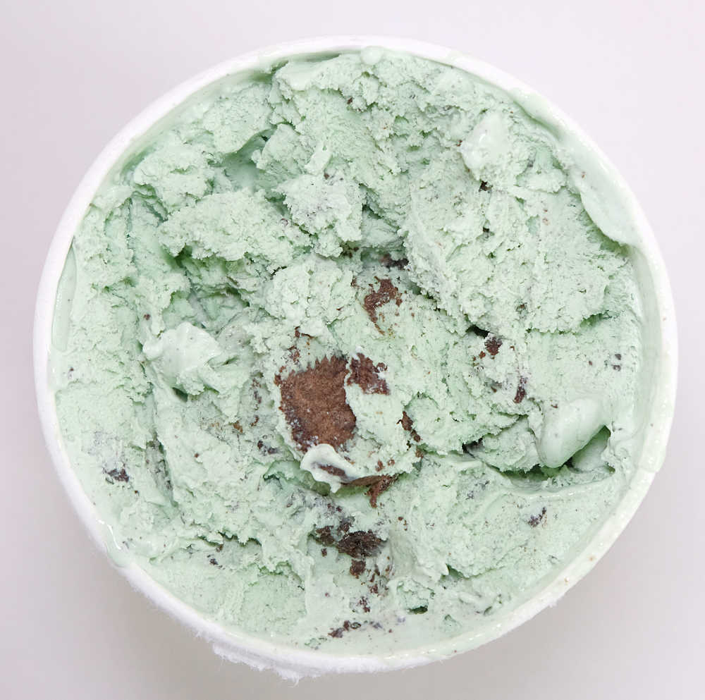 A top down photo showing what's in a container of Aldi Indulge Mint Cookies 1L.