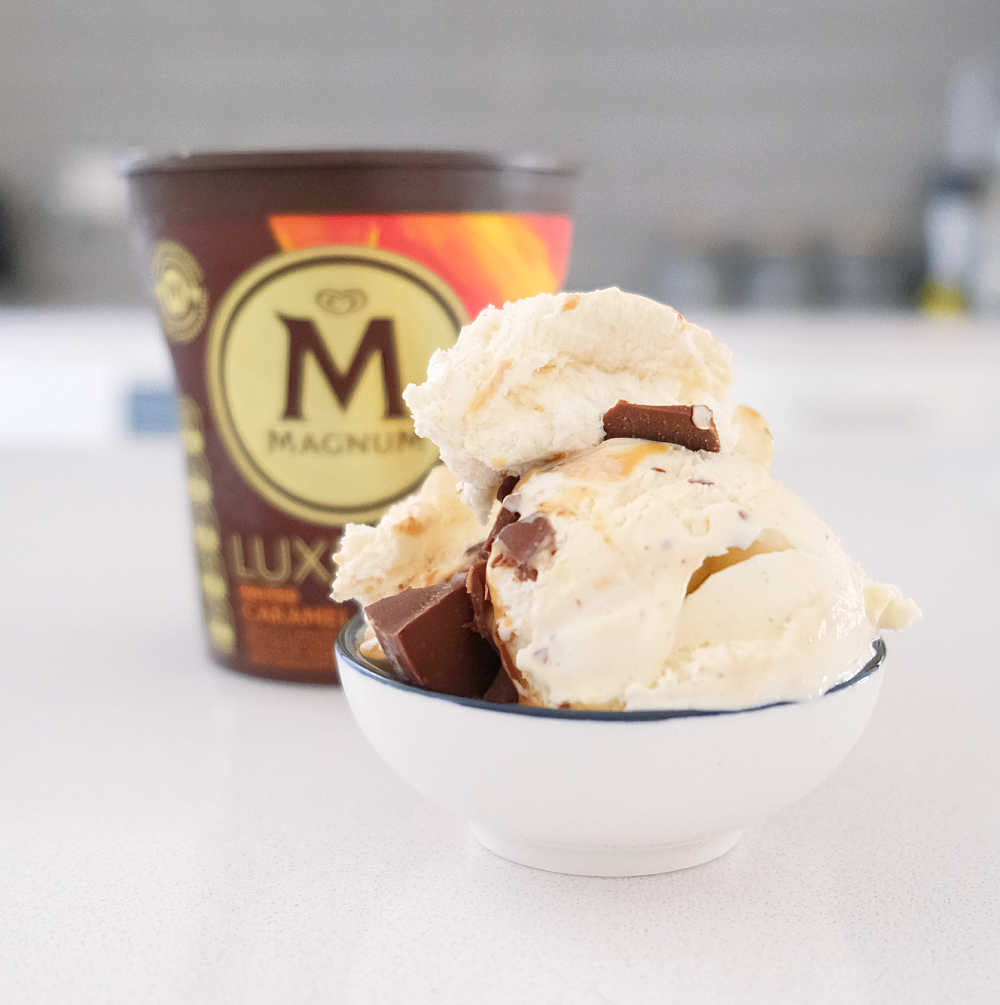 A bowl of Magnum Luxe Salted Caramel with the pack in the background.