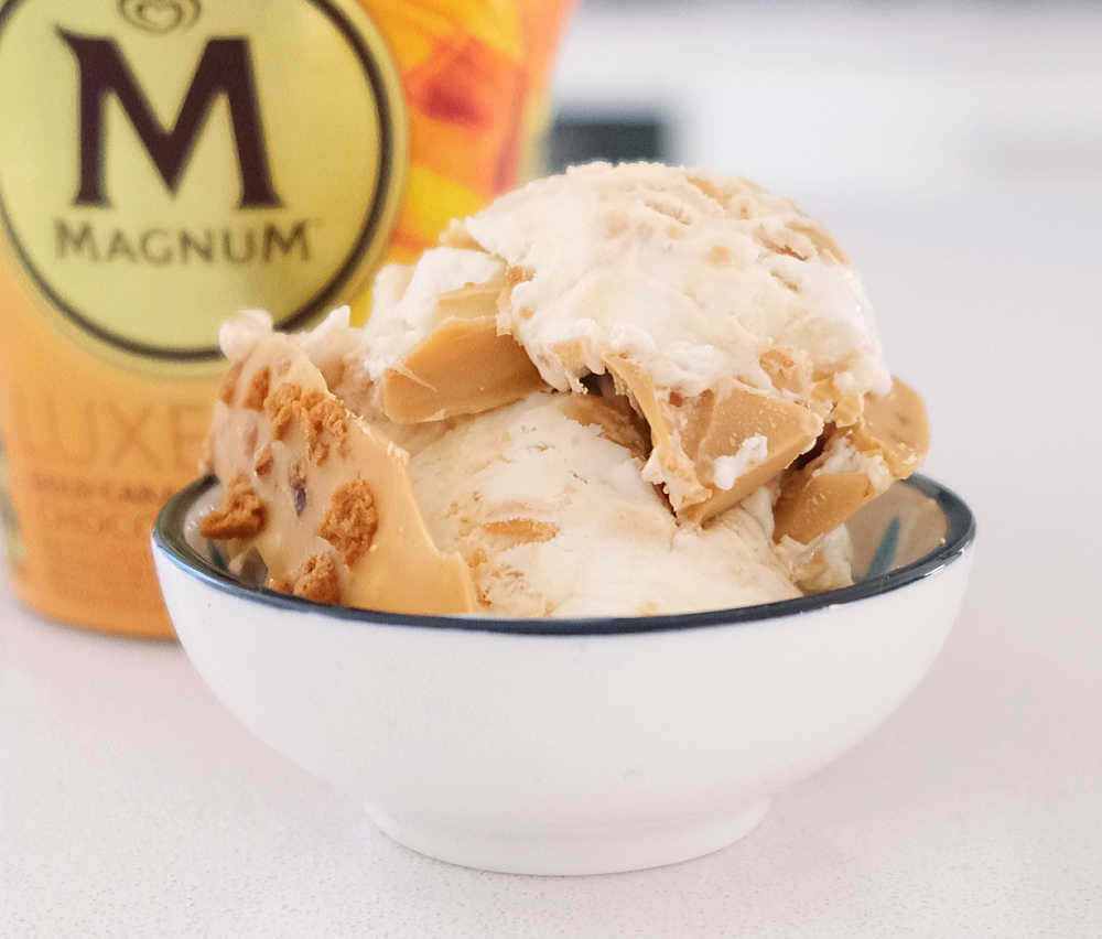 A bowl of Magnum Luxe Gold Caramelised Chocolate 440ml with the container in the background.