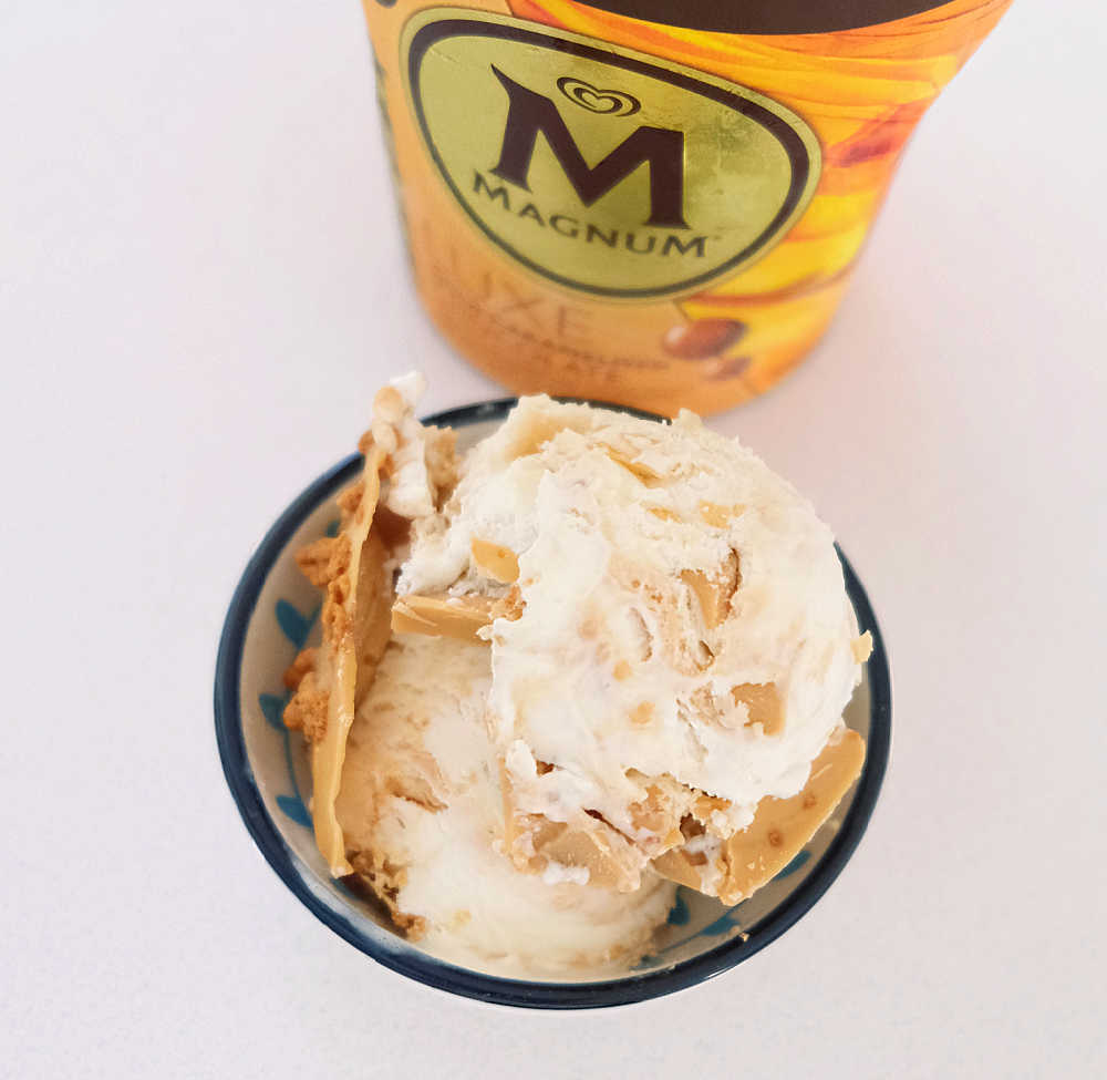 Bird's eye photo of Magnum Luxe Gold ice cream.