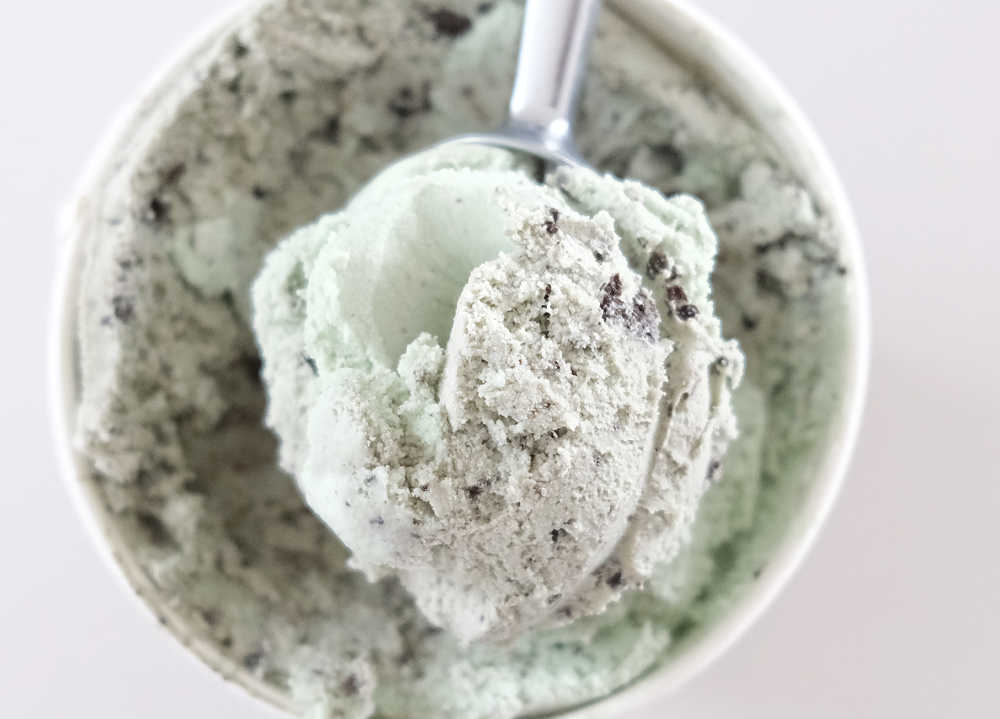 Bird's eye photo of a scoop of Connoisseur Gourmet Ice Cream Mint & Cookies 1L resting on the top of the pack.